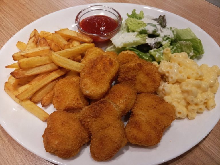 différents accompagnements possible dans une assiette de nuggets